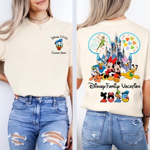 Op de afbeelding: Een witte keramische mok met een zwart handvat en de tekst "But First, Coffee" in een handschriftstijl. De mok staat op een wit oppervlak. De mok is ongeveer 10 cm hoog.