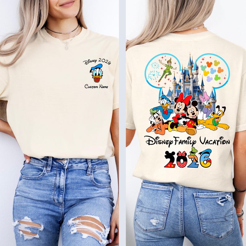 Op de afbeelding: Een witte keramische mok met een zwart handvat en de tekst "But First, Coffee" in een handschriftstijl. De mok staat op een wit oppervlak. De mok is ongeveer 10 cm hoog.