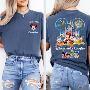 Op de afbeelding: Een witte keramische mok met een zwart handvat en de tekst "But First, Coffee" in een vetgedrukte, zwarte letter. De mok staat tegen een neutrale achtergrond, wat het eenvoudige ontwerp benadrukt.