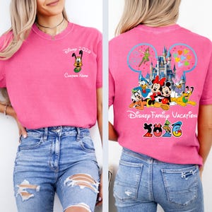 Op de afbeelding: Een rustiek houten bord met de tekst "Welcome to our home" in witte letters. Het bord heeft een verweerde afwerking en een eenvoudig, uitnodigend ontwerp, ideaal voor een veranda of entree.