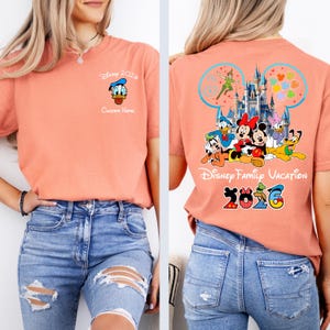 Op de afbeelding: Een set van drie keramische mokken met een gespikkelde, matte afwerking. De mokken zijn in cr&egrave;me, lichtgrijs en donkergrijs. Elke mok heeft een eenvoudig, minimalistisch ontwerp.