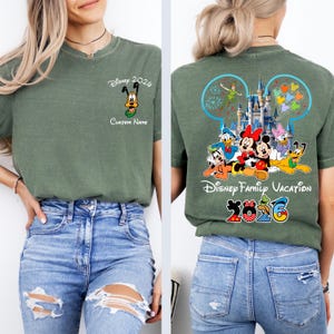 Op de afbeelding: Een rustiek houten bord met de tekst "Welcome to our home" in witte letters. Het bord heeft een verweerde afwerking en een eenvoudig, uitnodigend ontwerp, ideaal voor een veranda of entree.