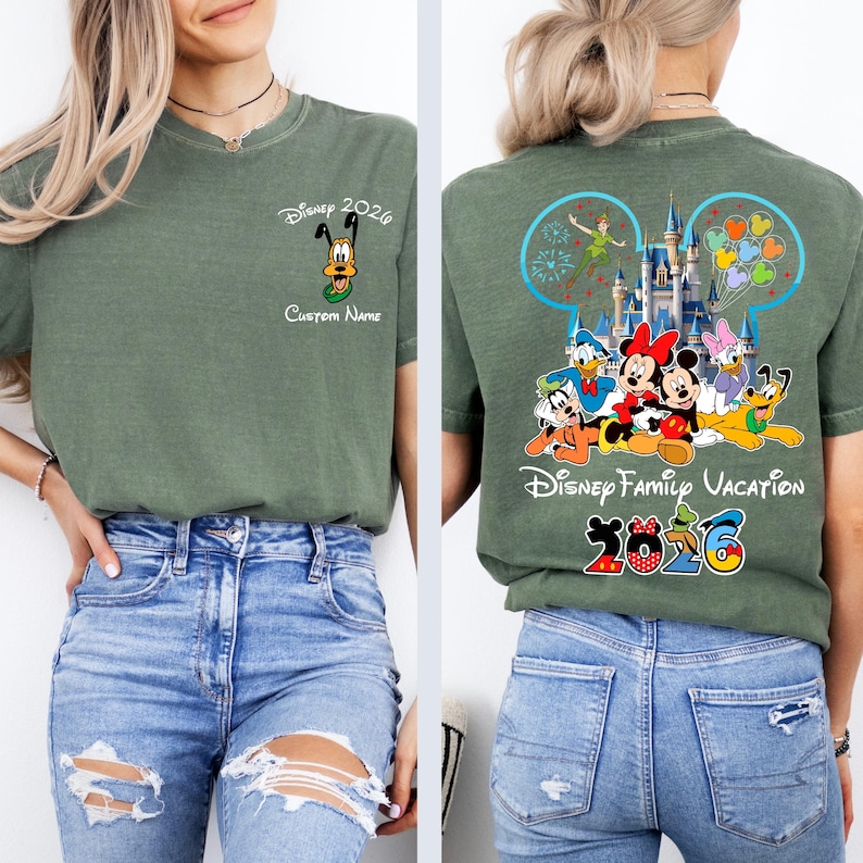 Op de afbeelding: Een rustiek houten bord met de tekst "Welcome to our home" in witte letters. Het bord heeft een verweerde afwerking en een eenvoudig, uitnodigend ontwerp, ideaal voor een veranda of entree.