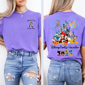 Op de afbeelding: Een witte keramische mok met een zwart handvat en de tekst "But First, Coffee" in een handschriftstijl. De mok staat op een wit oppervlak. De mok is 10 cm hoog.