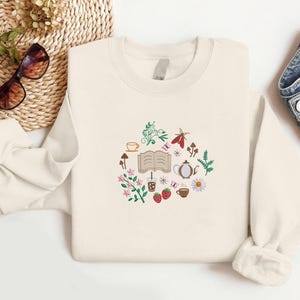 ガーデンティーパーティー刺繍スウェットシャツ、花柄コテージコアクルーネックジャンパー、ヴィンテージ風の快適なトップス、レディースティーポットセーター、彼女へのギフト