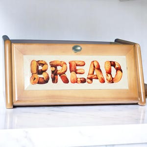 Wooden bread box made of natural wood – elegant and functional bread storage for your kitchen. A wonderful housewarming gift