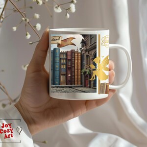 Puede incluir: Taza de cerámica blanca con una ilustración colorida de una fila de libros con un hada dorada sentada encima. El texto "Wonderland" está impreso en la taza.