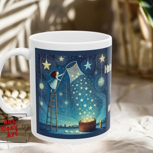 Puede incluir: Taza de cerámica blanca con fondo azul y una ilustración caprichosa de una niña que alcanza con una red para atrapar estrellas. El texto "I bring the stars down" está en la taza.