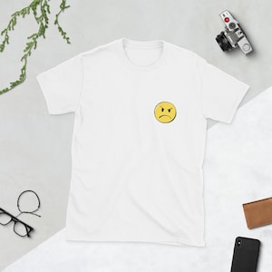 T-Shirt Smile Minimal con Faccina sul Cuore | Maglietta Unisex Aesthetic | Regalo Originale Uomo Donna