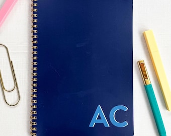 Planificador de tareas personalizado con monograma de dos iniciales en negrita, cuaderno de espiral, organizador de proyectos para estudiantes de secundaria.