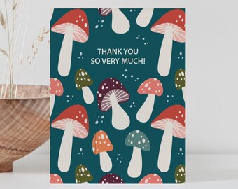 Tarjeta de agradecimiento con un hongo caprichoso, nota de agradecimiento de otoño en el bosque