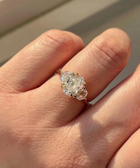 Art Deco 2.50 CT Elongated Oval Cut Moissanite Diamond Engagement Ring 14k Solid Gold Trilogy Cadillac Cut Side Stones Gift Ring For Bride