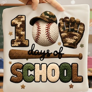 Op de afbeelding: Witte draagtas met een honkbalthema. Het ontwerp bevat een honkbal, handschoen en knuppel, met de tekst "100 days of SCHOOL". De cijfers en letters zijn in een camouflagepatroon, met steraccenten.
