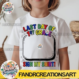 Può includere: T-shirt bianca con la scritta "LAST DAY OF 1ST GRADE" in lettere colorate. Sotto, un grande rettangolo nero con le parole "SIGN MY SHIRT!" in lettere colorate. La maglietta ha un design giocoso.