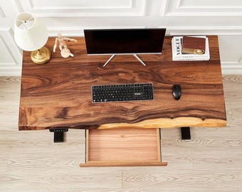 Stehschreibtisch aus Walnussholz mit Baumkante: Höhenverstellbar, schwarzes Gestell