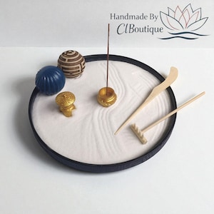 Jardín zen en miniatura con porta incienso y adornos escultóricos. Regalo de mindfulness para relajación, meditación y decoración de escritorio.