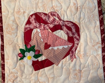 Quilted Valentine Heart Applique Table Topper/Valentine’s Day Appliqué Mini Quilt