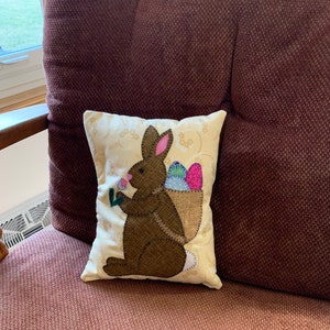 Almohada decorativa con apliques de conejito/almohada decorativa Apliques de conejito de Pascua imagen 2