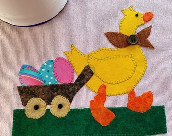 Placemat aplicado de pato y carro de Pascua / Carro de huevos de Pascua y topper de mesa de pato