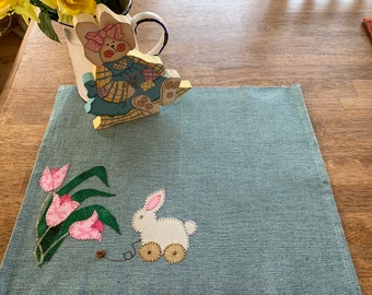 Topper de mesa de conejito de Pascua / Aplique de mantel individual de conejito de Pascua