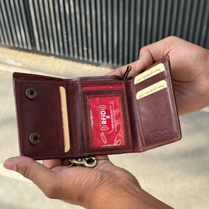 Cartera de motociclista con protección RFID, de cuero vintage marrón, con tres pliegues y cadena para hombre