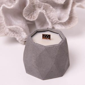 Handmade Geometric Concrete Candle – Gray Concrete Candle with Wooden Wick – Minimalist Soy Wax Candle – Modern Loft Decor – Unique Gift