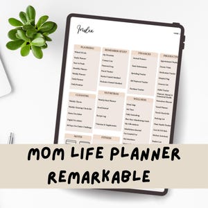Puede incluir: Un planificador digital en una tableta con las palabras "Mom Life Planner" y "Remarkable" en negrita negra. El índice incluye secciones para planificación, finanzas y bienestar. Una pequeña planta verde está a la izquierda.