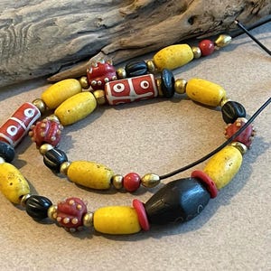 Collier en verre de Java rouge et jaune avec bijoux bohèmes africains en laiton