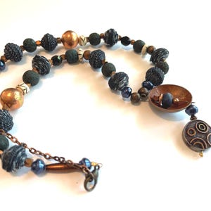 ガラスとデニムビーズのブルーとブラックのネックレス、銅製のダングルボヘミアンネックレス