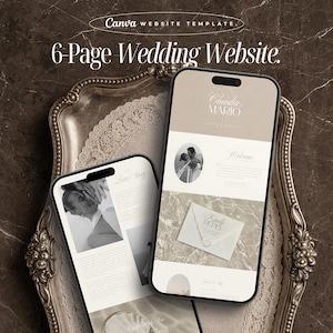 Op de afbeelding: Twee smartphones met een sjabloon voor een trouwwebsite. Het ontwerp maakt gebruik van een neutraal kleurenpalet met elegante lettertypen en afbeeldingen. De tekst op de schermen luidt "Claudia Mario" en "Welcome". De afbeelding staat op een decoratieve zilveren schaal.