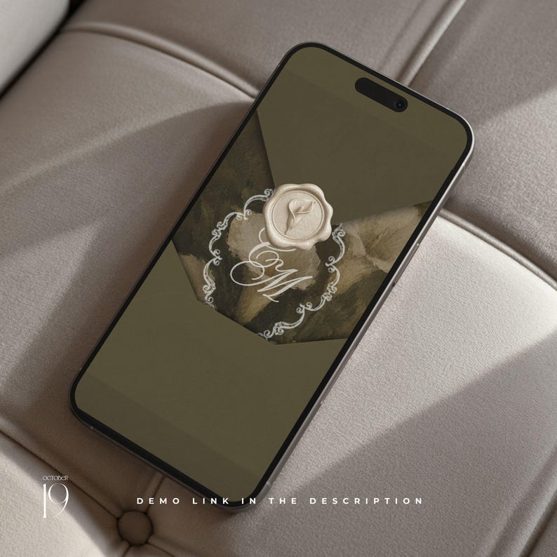 K&ouml;nnte beinhalten: Ein Smartphone, das eine digitale Einladung auf seinem Bildschirm anzeigt. Das Design zeigt einen dunkelolivgr&uuml;nen Hintergrund mit einem cremefarbenen Wachssiegel in der Mitte, einem dekorativen wei&szlig;en Filigranrahmen und den kursiven Buchstaben EM.