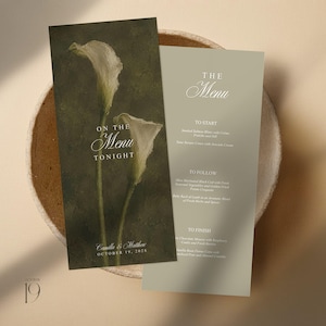 Puede incluir: Una tarjeta de menú de boda vertical con fondo verde oscuro, dos calas blancas y el texto On the Menu Tonight, Camilla & Matthew, October 19, 2028. Una segunda tarjeta verde claro enumera The Menu con secciones para To Start, To Follow y To Finish.