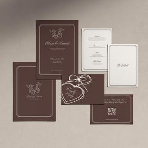 Könnte beinhalten: Eine Sammlung brauner Hochzeitseinladungen mit weißen Akzenten. Die Einladungen weisen dekorative Ränder, Engel-Illustrationen und Text auf, darunter Namen, Daten und den Satz "Kindly Reply". Verschiedene Kartengrößen werden angezeigt.