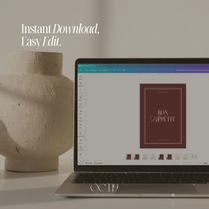Puede incluir: Un port&aacute;til muestra una invitaci&oacute;n digital de color burdeos con las palabras "Bon App&eacute;tit" en una elegante escritura. El texto "Instant Download, Easy Edit" est&aacute; encima del port&aacute;til. A la izquierda hay un jarr&oacute;n texturizado de color blanquecino.