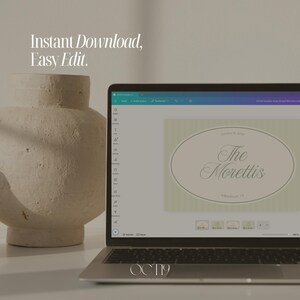 Puede incluir: Una computadora port&aacute;til muestra un dise&ntilde;o con el texto "The Morettis" en una escritura elegante dentro de un marco ovalado. Las palabras "Instant Download, Easy Edit" est&aacute;n encima de la computadora port&aacute;til. Un jarr&oacute;n beige texturizado est&aacute; a la izquierda.