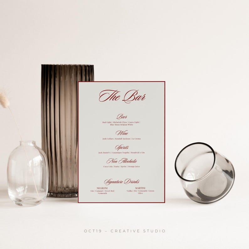 Pu&ograve; includere: Un biglietto bianco con il testo "The Bar" in un font rosso corsivo. Il biglietto elenca varie birre, vini, liquori, bevande analcoliche e bevande firmate. Il testo "OCT19 - CREATIVE STUDIO" &egrave; in fondo al biglietto.