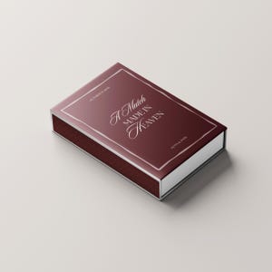 Pu&ograve; includere: Una scatola di fiammiferi bordeaux con la scritta "A Match Made in Heaven" in elegante corsivo. La scatola ha un bordo bianco e una superficie di attrito marrone strutturata. Le parole "October 2020" e un nome sono anch'esse stampate.