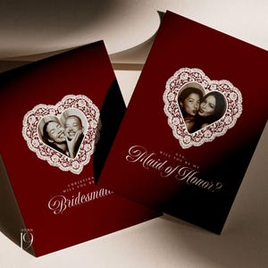 Op de afbeelding: Twee donkerrode rechthoekige kaarten met een wit kanten hartvormig kader met een zwart-witfoto. Op de ene kaart staat "Christina will you be my bridesmaid?" en op de andere "Eva, will you be my Maid of Honor?" met "October 19" onderaan.