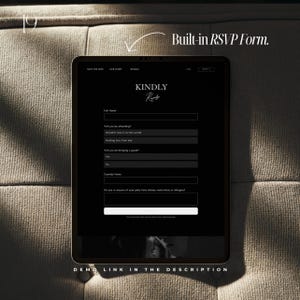 以下が含まれることがあります： 黒いタブレットには、名前、出席、ゲストの詳細を入力する結婚式の RSVP フォームが表示されています。「KINDLY Reply」というテキストが上部にあります。「Built-in RSVP Form」というフレーズがタブレットの上にあります。「DEMO LINK IN THE DESCRIPTION」という言葉が一番下にあります。