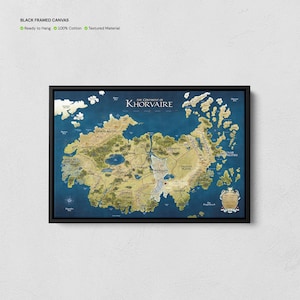 Puede incluir: Una impresión en lienzo enmarcada de un mapa detallado de Khorvaire, con masas terrestres en tonos beige, verde y marrón, rodeadas por un océano azul. El texto "THE CONTINENT OF KHORVAIRE" está en la parte superior. El lienzo está listo para colgar.