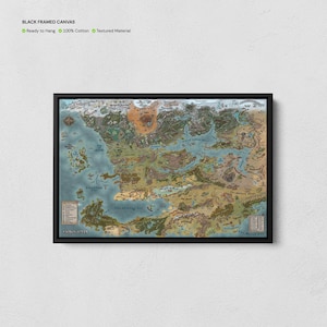 Może przedstawiać: Oprawiony wydruk na płótnie przedstawiający szczegółową mapę z różnymi cechami geograficznymi, w tym górami, rzekami i liniami brzegowymi. Mapa jest głównie w odcieniach zieleni, brązu i błękitu, z czarną ramą. Tekst "BLACK FRAMED CANVAS" znajduje się na górze.