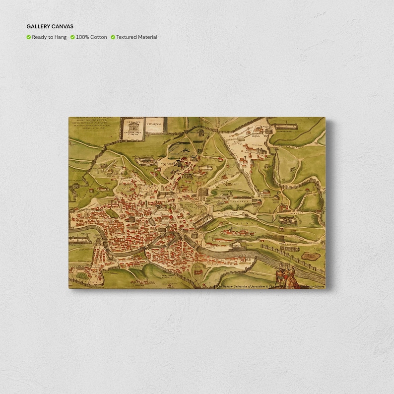 Op de afbeelding: Een canvas print van een vintage kaart, met een gedetailleerde illustratie van een stad met rode gebouwen, groene heuvels en een rivier. Het canvas is klaar om op te hangen en gemaakt van 100% katoen met een textuur.