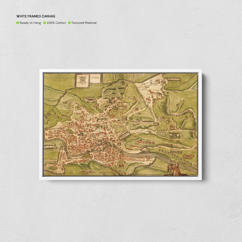 Op de afbeelding: Wit ingelijste canvas print met een gedetailleerde antieke kaart van een stad, met de nadruk op de stedelijke structuur en het omliggende landschap. De kaart is in bruine, groene en beige tinten. De tekst "WHITE FRAMED CANVAS" staat bovenaan.