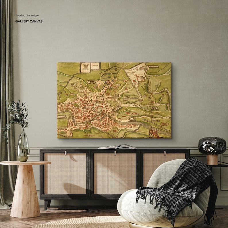 Op de afbeelding: Een galerij canvas print van een vintage kaart, met een gedetailleerde weergave van een stad in groene en bruine tinten. De tekst "Product in image" en "GALLERY CANVAS" is zichtbaar linksboven.