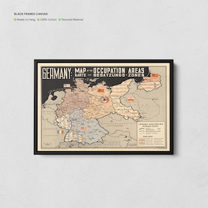 Puede incluir: Una impresión en lienzo enmarcada de un mapa antiguo de Alemania, titulado "Map of the Occupation Areas" en inglés y alemán. El mapa presenta varios colores y banderas, con texto en negro. El lienzo está enmarcado en un borde negro.