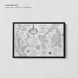 Puede incluir: Arte en lienzo enmarcado en negro con un mapa detallado en blanco y negro con el texto "Shannara". El mapa incluye características geográficas, una rosa de los vientos y otros elementos decorativos. El lienzo está listo para colgar y está hecho de 100% algodón con material texturizado.