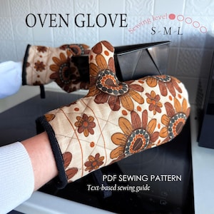 Puede incluir: Manopla de horno beige con un estampado floral en tonos marrón y naranja. La manopla tiene un puño negro y está etiquetada como "OVEN GLOVE" y "PDF SEWING PATTERN". El nivel de costura es S-M-L.