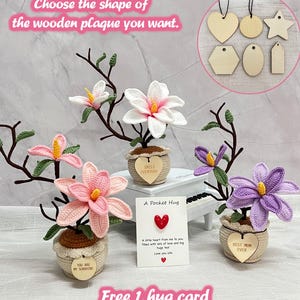 Peut inclure: Arrangements floraux au crochet roses, blancs et violets, chacun dans un petit pot tissé. Comprend des plaques en bois en forme de cœur, d'étoile et d'étiquette. Le texte sur l'image se lit "Choisissez la forme de la plaque en bois que vous voulez."