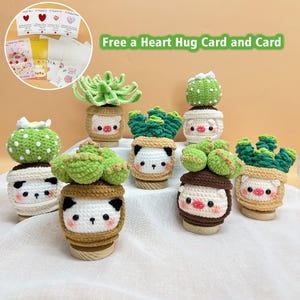 Puede incluir: Colección de plantas suculentas hechas a mano en ganchillo. Cada planta está en una maceta pequeña con un diseño de cara de animal. La imagen incluye una tarjeta que dice "Free a Heart Hug Card and Card".