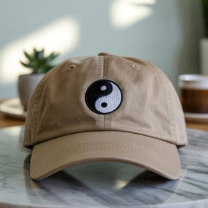 Bestickte Baseballkappe mit Yin Yang - Symbol der Balance-Hut für Männer & Frauen, verstellbare Dad-Hut, 6 zweifarbige Farboptionen, Zen-Geschenkidee